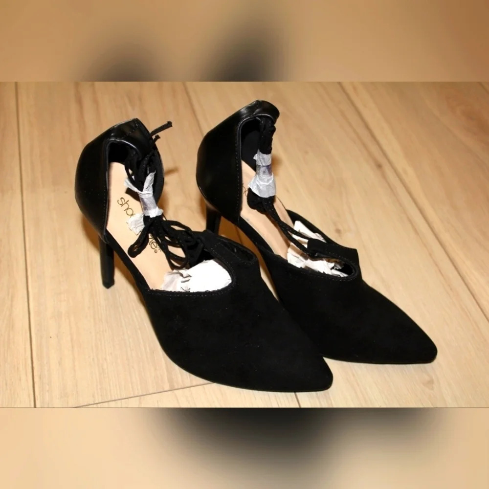 NWT ShoeDazzle black velvet strappy pump heels